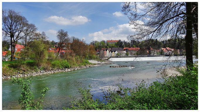 Lechwehr mit der Altstadt von Landsberg am Lech im Hintergrund