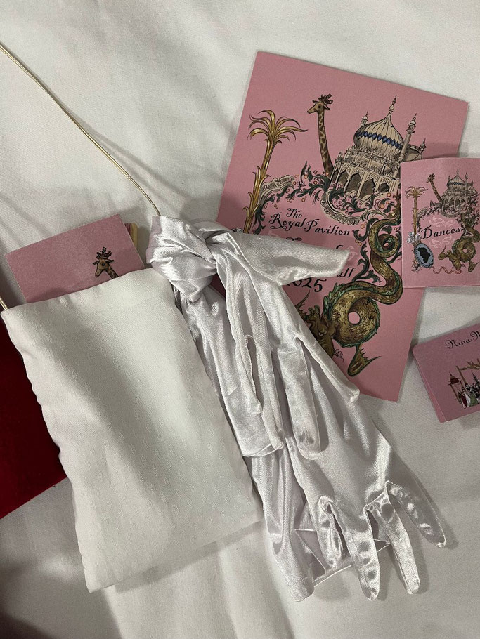 Dekoratives Foto von Reticule, Handschuhen und Royal Pavilion Ball Ticket und Tanzkarte, Epochs of Fashion