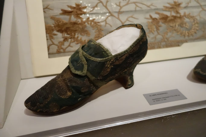 Dunkelgrüner Schuh des Rokoko, 18. Jahrhundert, Mueo Correr, Venedig. Foto: Epochs of Fashion