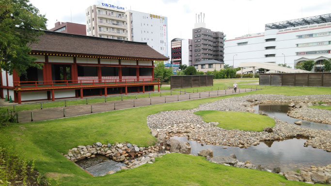 ミナーラの向かい「平城京三条二坊宮跡庭園」