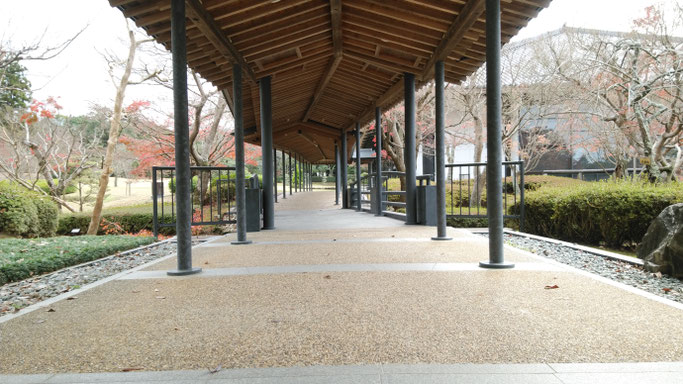 奈良春日野国際フォーラムの庭園 本館と別館を繋ぐ通路