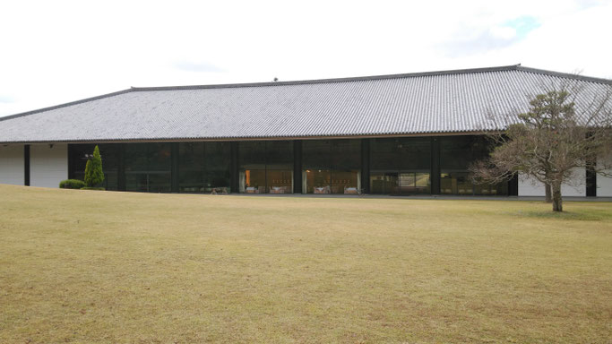 奈良春日野国際フォーラムの庭園 芝生の広場から本館を望む