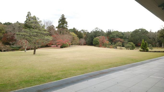 奈良春日野国際フォーラムの庭園 本館から庭園の芝生広場を望む
