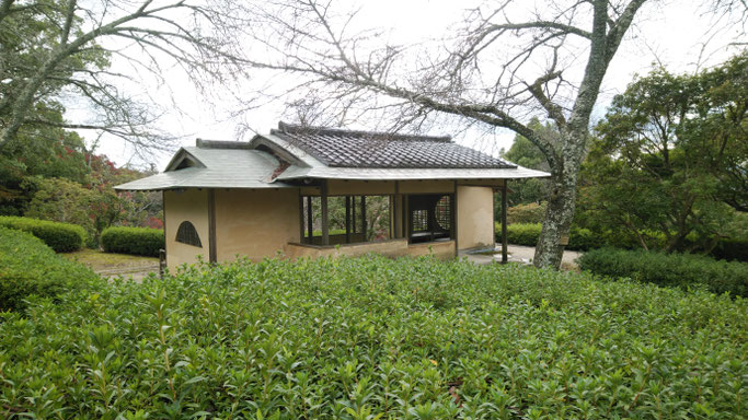 奈良春日野国際フォーラムの庭園 丘の上の東屋