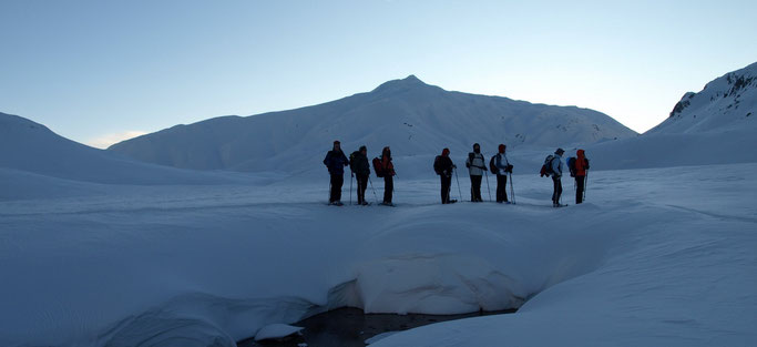 Winterliche Abenddämmerung auf der Greina-Ebene, wir sind bald bei der Hütte.