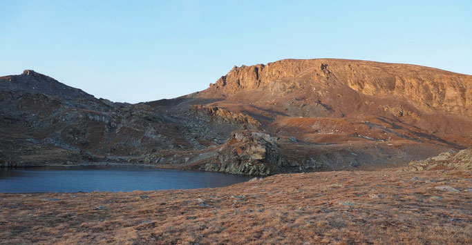 Bergsee und Berg im Abendleuchten