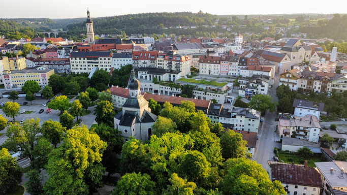 Die Salinenkapelle, die Au und die Altstadt Traunstein