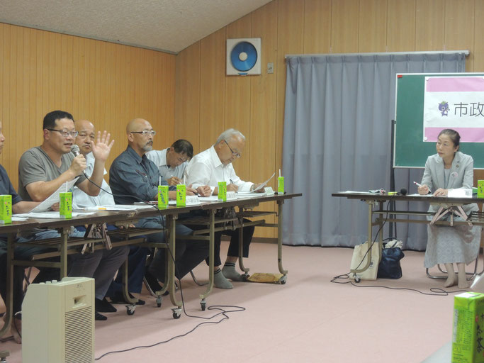 新見市政懇談会、お出かけ市長室。右の女性が池田市長。