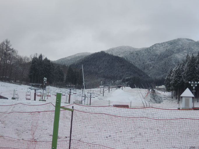 2016年、開業前のいぶきの里スキー場。造雪機で造った雪山。