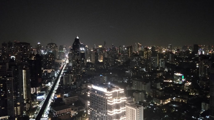 ...et l'avenue Sukhumvit, la plus longue de Thaïlande