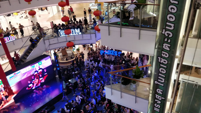 une foule d'ados en délire attend le concert de leurs stars préférées, en plein milieu d'un mall