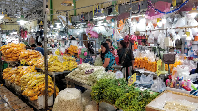 Le marché est plutôt orienté couronnes pour Bouddha que jolis bouquets...