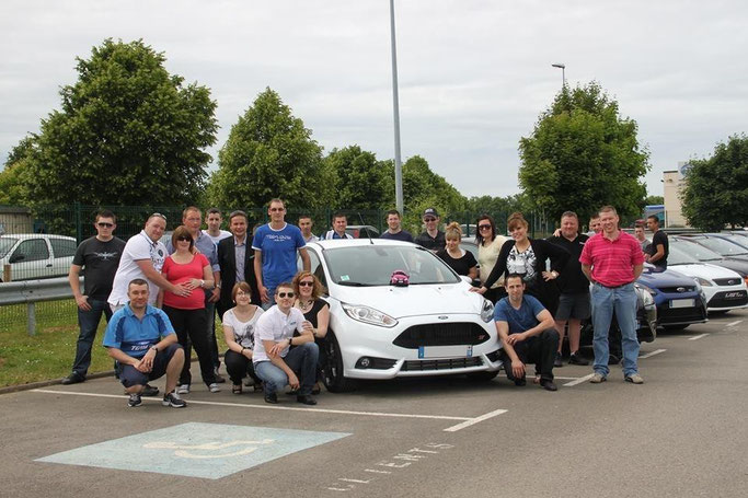 Le Ford RST Team fait la pose