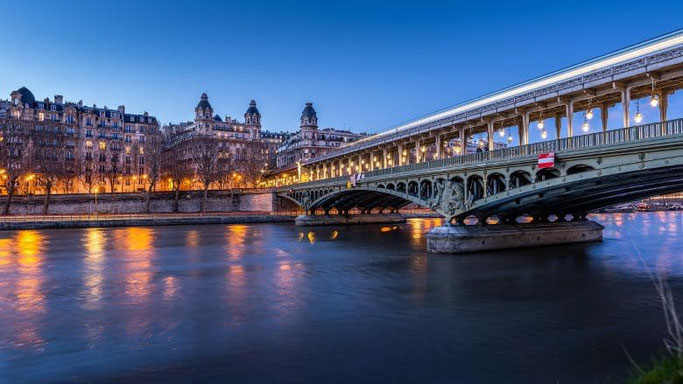 Brücke Paris bei Nacht - Pont de Bir-Hakeim