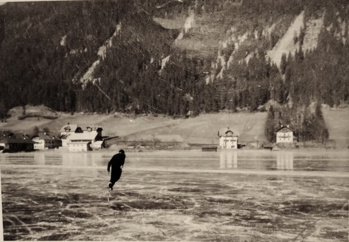 Spiegeleis am See - Bild Privatbesitz, im Hintergrund Techendorf Moser, Enzi