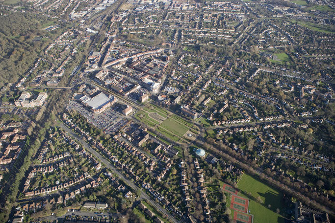 The sinews of the Parker and Unwin layout for Letchworth, the first Letchworth – the first Garden City garden city, stand out on this aerial photograph from 2009.　source:Heritage Calling