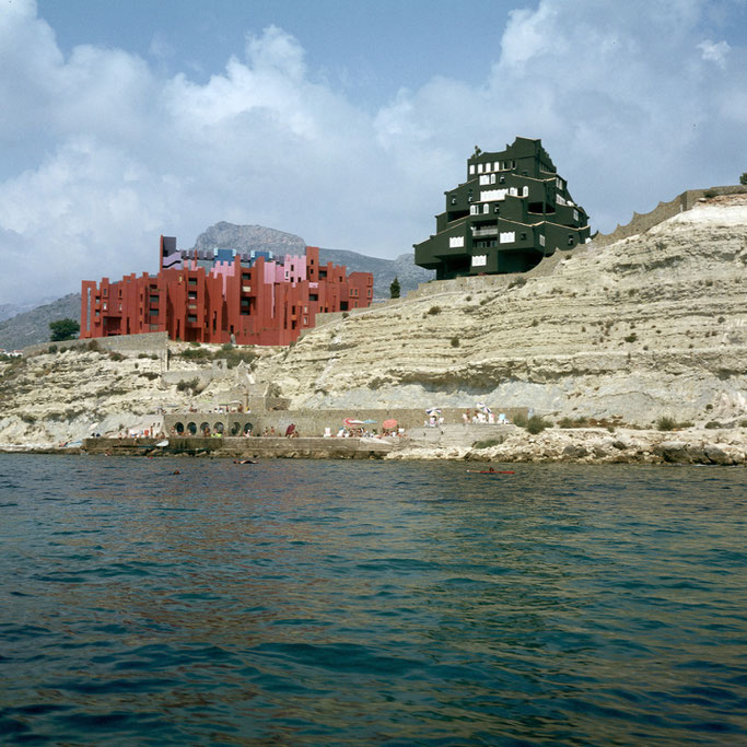 La Muralla Roja via archidaily