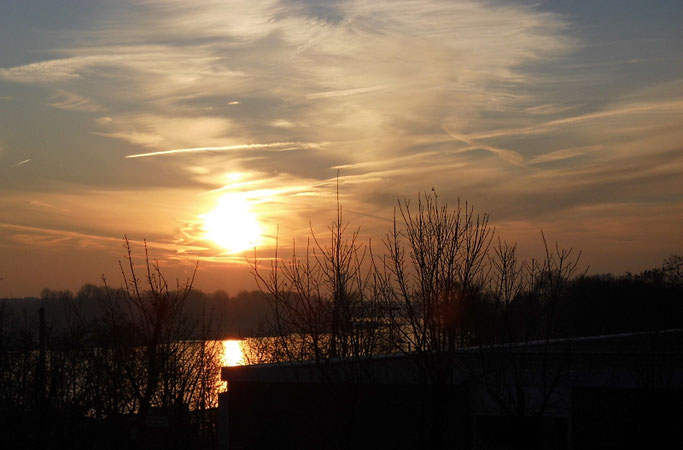 Sonnenaufgang über dem Rhein