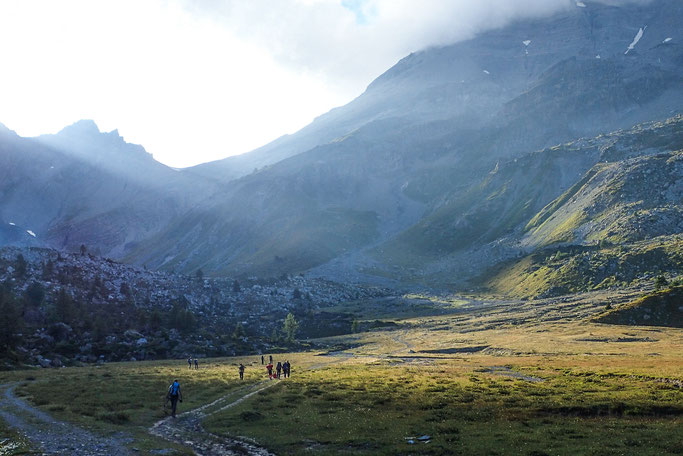 Randonnée en montagne dans les Alpes suisses, en groupe, à la découverte de la nature