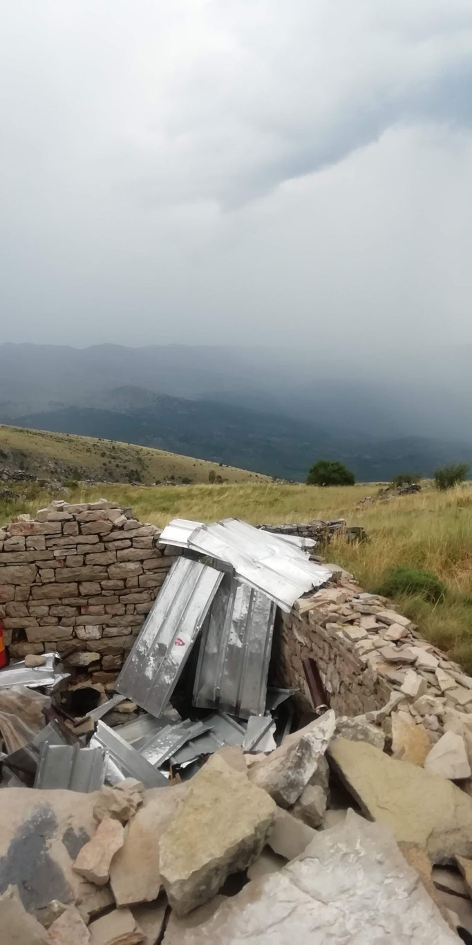 Refugio improvisado de las lluvias en el Dinara.