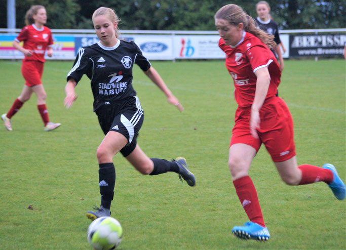 Mit 0:2 zog sich die FSG Ebsdorfergrund mit Lisa Debelius (schwarzes Trikot) in einem ansprechenden Spitzenspiel der Frauenfußballoberliga gegen den favorisierten RSV Roßdorf gut aus der Affäre