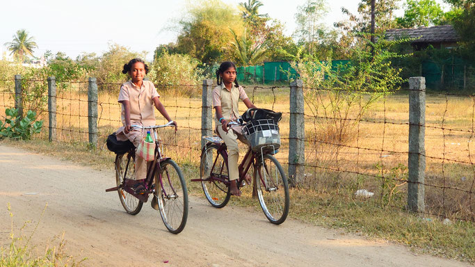 Schulmädchen auf dem Weg nach Hause - klicke ins Bild und gelange zur Stiftung Regenboog