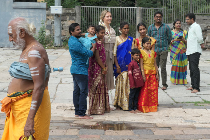 "Blondes are prefered" ... sorry, aber für indische Familienfotos ist das einfach so
