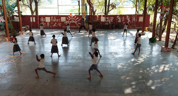 Traditionelle Kampfkunst im Sportunterricht auch für Mädchen. Klicke auf das Bild und der Link führt dich nach Tirupati