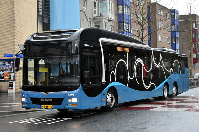 1 5 Km Lange Bus Schlange Man Liefert 100 Lion S City An