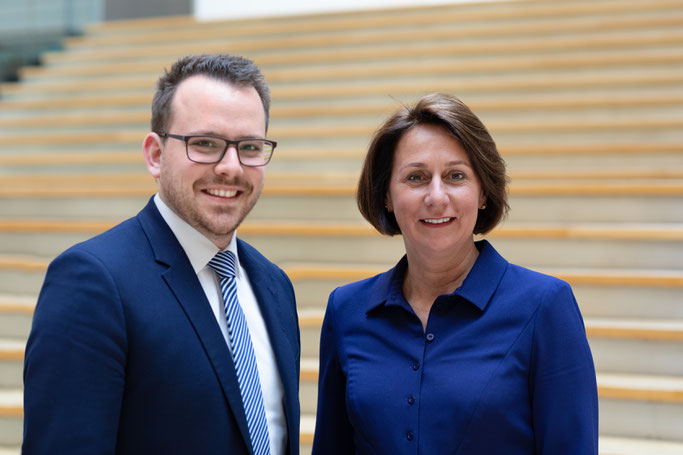 Büroleiter Benedikt Limbach (l.) mit Nicole Westig (r.)