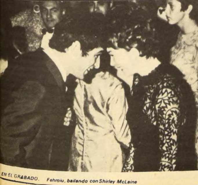 Fehmiu, duke kërcyer me Shirley MacLaine — Burimi : La Nación, e diel, 7 shtator 1969, faqe n°22