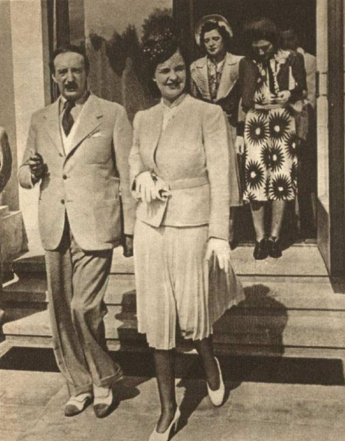 Ish-mbreti i Shqipërisë Ahmet Zogu dhe ish-Mbretëresha Geraldinë largohen nga hoteli “Kemeri”. Te porta ishin motrat e mbretit, princeshat. — Burimi : Atpūta, 21 korrik 1939, faqe n°13
