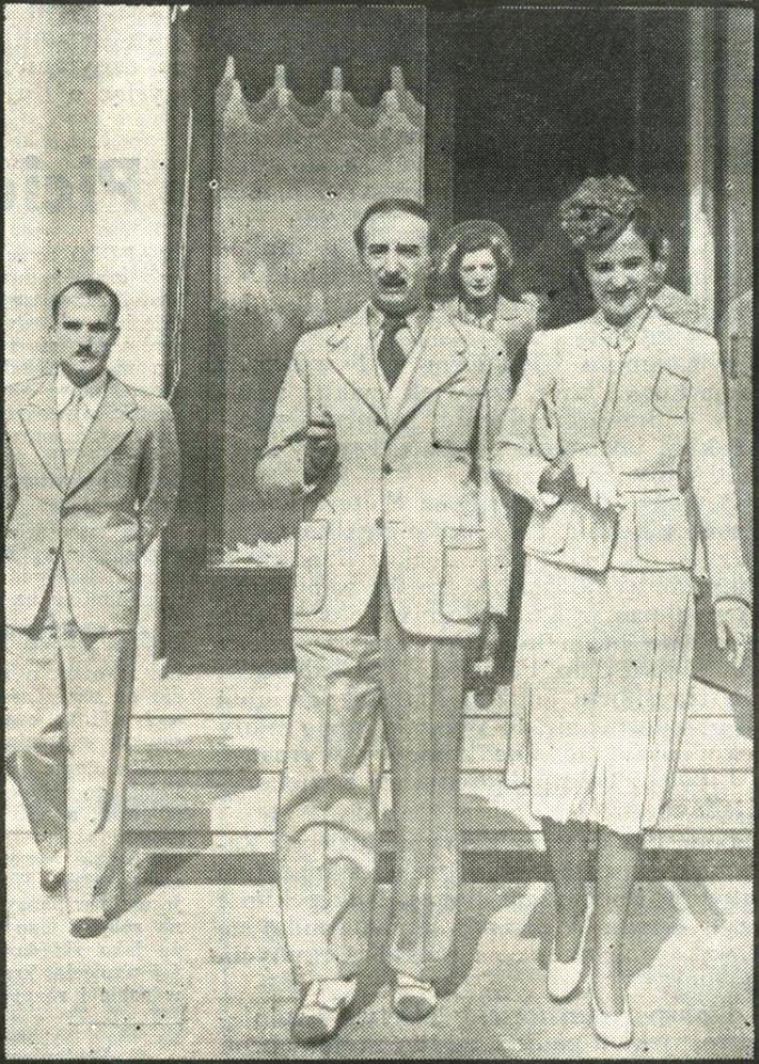 Ish-mbreti shqiptar Ahmet Zogu me gruan e tij në rrugët e Kemerit. — Burimi : Nasze życie, e diel, 23 korrik 1939, faqe n°9