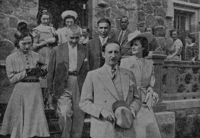 Ish-çifti mbretëror me shoqëruesit e tyre në Pallatin e Shkrimtarëve dhe Gazetarëve në Sigulda. — Burimi : Jaunākās Ziņas, e hënë, 17 korrik 1939, f.10