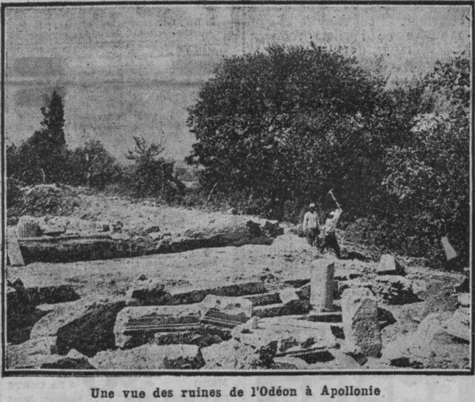Një pamje e rrënojave të Odeonit në Apolloni — Burimi : gallica.bnf.fr / Bibliothèque nationale de France