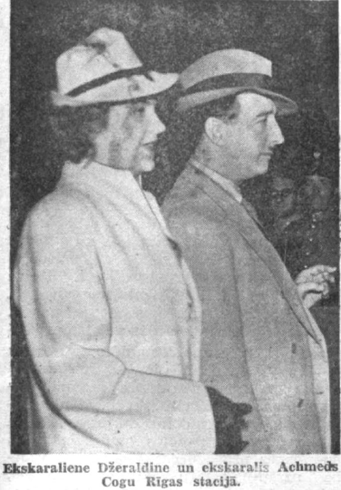 Mbretëresha Geraldinë dhe Mbreti Zog në stacionin e trenit të Rigës. — Burimi : Daugavas Vēstnesis, 14 korrik 1939.