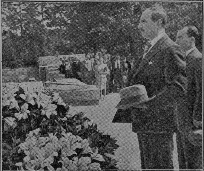 Ish-Mbreti i Shqipërisë, Zogu, vendos një kurorë me lule në Varrezat e Vëllezërve. — Burimi : Jaunākās Ziņas, e hënë, 17 korrik 1939, f.10