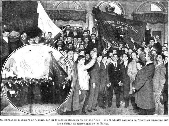 Betimi në flamurin shqiptar, nga banorët shqiptarë në Buenos Aires. – Në rreth : kolona e banorëve shqiptarë që erdhën të vizitonin redaksinë e gazetës. – Burimi : Caras y Caretas, 7 qershor 1913, faqe n°70