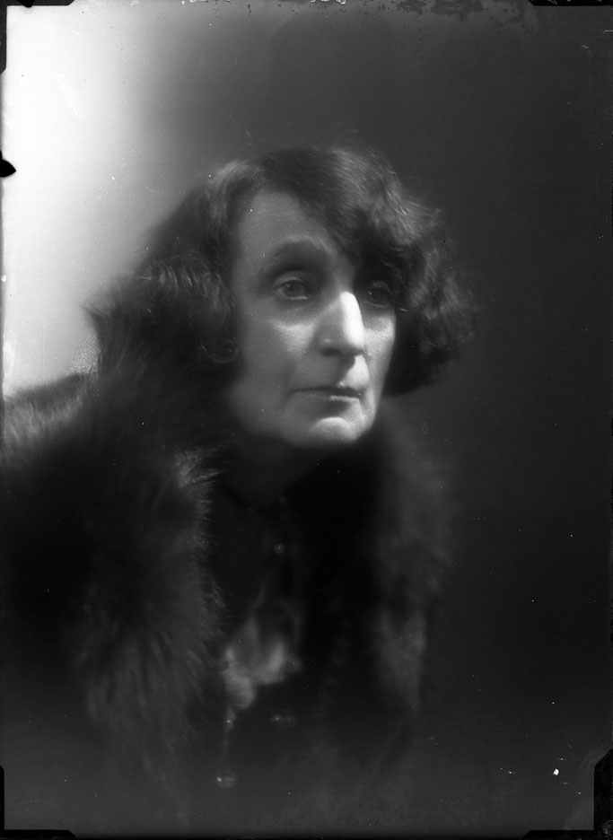 Noëlle Roger (1874 – 1953) – Burimi forografisë : Frank Henri Jullien, photographe – Bibliothèque de Genève