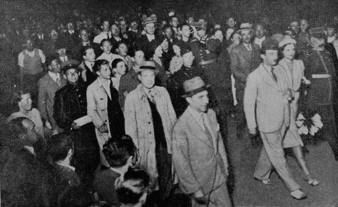 Ish-mbreti me familjen dhe shoqëruesit e tij largohet nga stacioni i Rigës. — Burimi : Jaunākās Ziņas, e premte, 14 korrik 1939, f.3