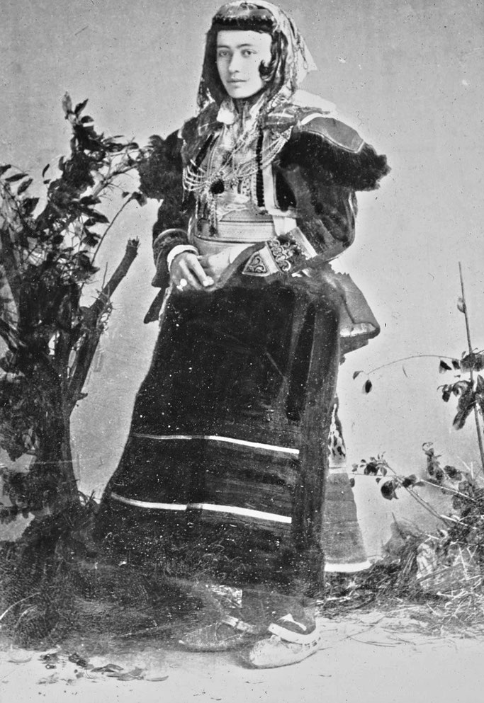 Burimi : Cavelier de Cuverville, Jules-Marie-Armand (1834-1912). Chef de la mission. Photographe de l'œuvre reproduite. – Gallica / Bibliothèque nationale de France