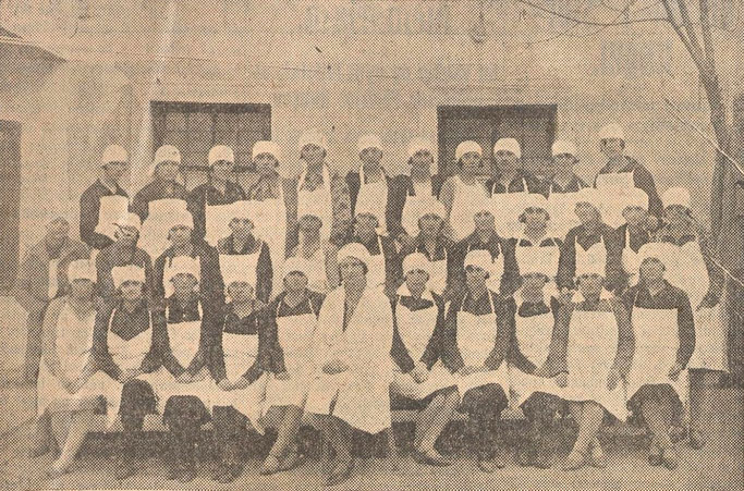 Zonja Stibolt (në mes) me nxënëset e kuzhinës së shkollës së saj — Burimi : Tidens Teng, e shtunë, 4 maj 1929, f.15.