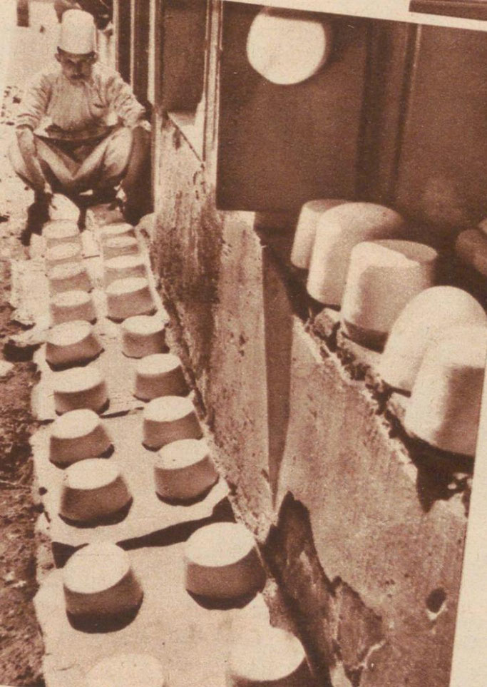 Dielli shqiptar kujdeset për tharjen e tyre. — Burimi : Le Soir Illustré, 24 shtator 1938, faqe n°15