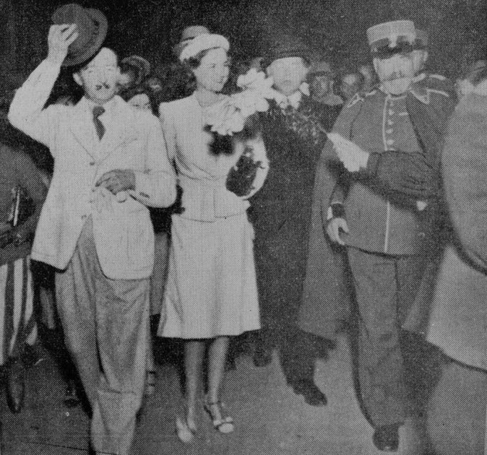 Ish-Mbreti i Shqipërisë Ahmet Zogu me ish-Mbretëreshën Geraldinë në stacionin e Rigës. Ish-Mbreti përshëndet mysafirët e shumtë. — Burimi : Jaunākās Ziņas, e premte, 14 korrik 1939, f.3