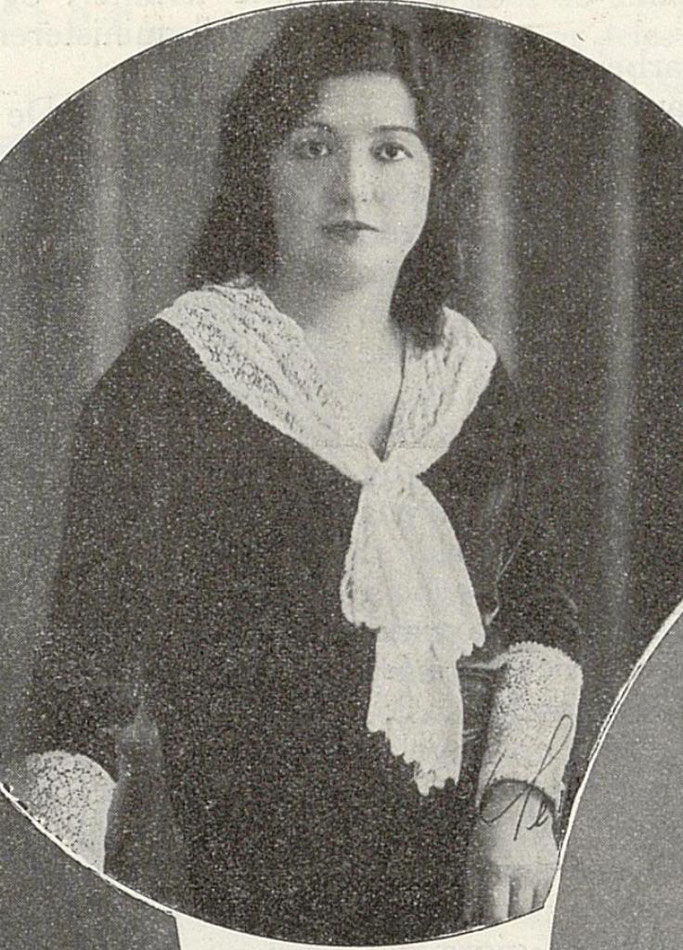 Princesha Senije është 27 vjeç dhe presidente e Kryqit të Kuq Shqiptar. — Burimi : Revista norvegjeze “URD”, 13 qershor 1931, faqe n°322 — 324.