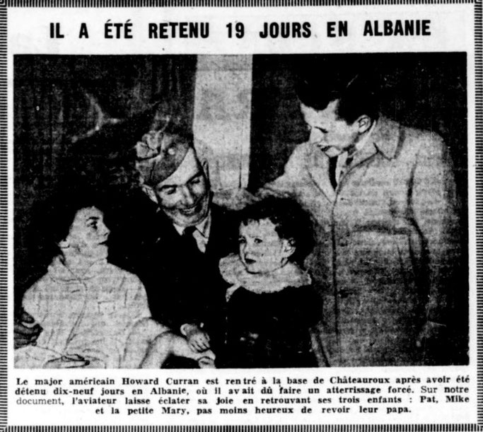 Major Howard J.  Curran me fëmijët e tij Pat, Mike dhe Mary në bazën ushtarake Châteauroux (Francë) - Burimi : gallica.bnf.fr / Bibliothèque nationale de France 