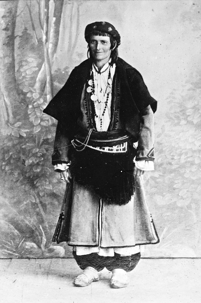 Burimi : Cavelier de Cuverville, Jules-Marie-Armand (1834-1912). Chef de la mission. Photographe de l'œuvre reproduite. – Gallica / Bibliothèque nationale de France