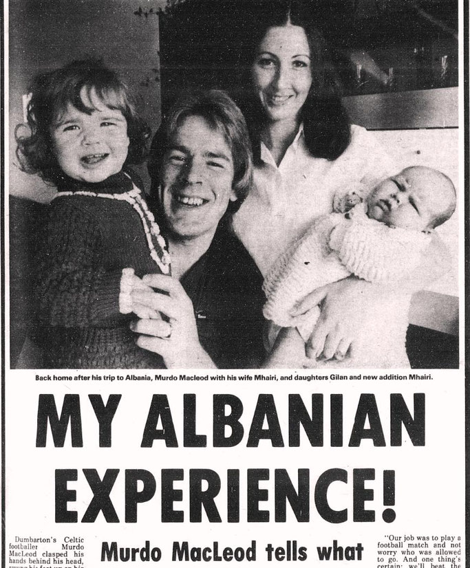 Pas kthimit nga udhëtimi i tij në Shqipëri, Murdo MacLeod me bashkëshorten Mhairi dhe vajzat Gilan dhe Mhairi (anëtarja më e re e familjes). — Burimi : Lennox Herald, e premte, 28 shtator 1979, ballinë.