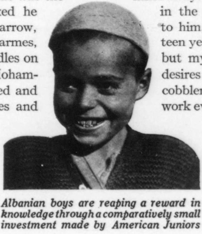 Djemtë shqiptarë po korrin një shpërblim në dije përmes një investimi relativisht të vogël të bërë nga amerikanët e rinj — Burimi : Junior Red Cross News, nëntor 1921, faqe n°39