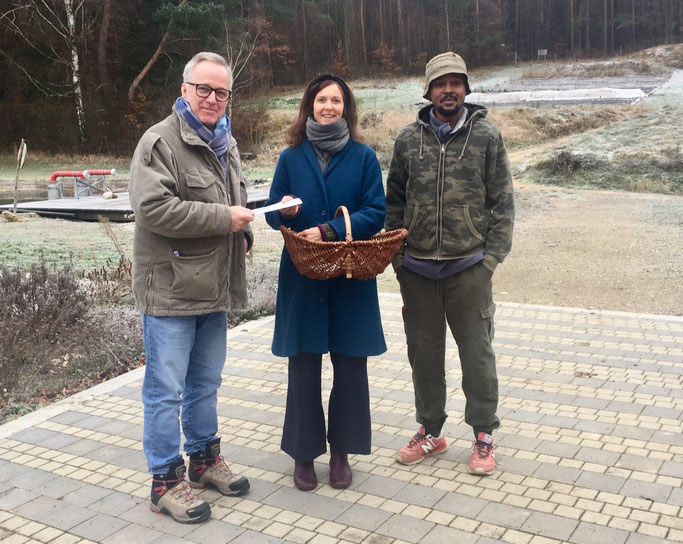 Sozialarbeiter der VinziRast Thomas Vorstandlechner (links), Michaela Hörl und Bashir, ein Bewohner und Mitarbeiter der VinziRast bei der Spendenübergabe.